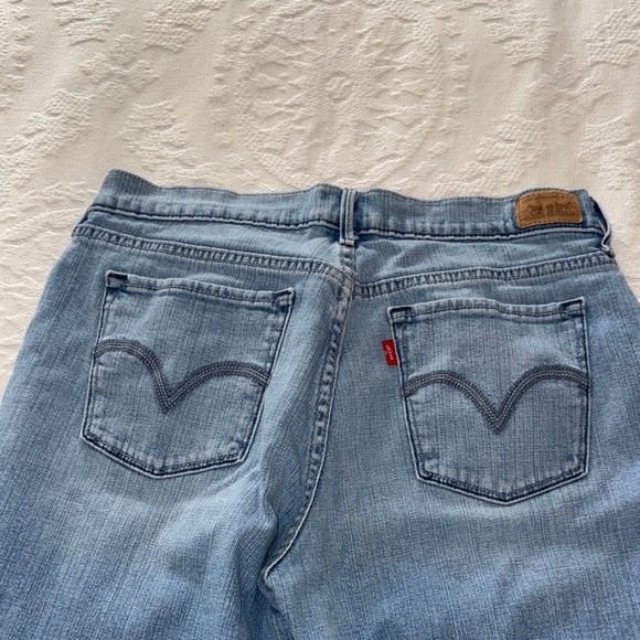 Gently Loved Classic Blue Women's Capri Jeans by Levi’s 515 - Picture 8 of 14